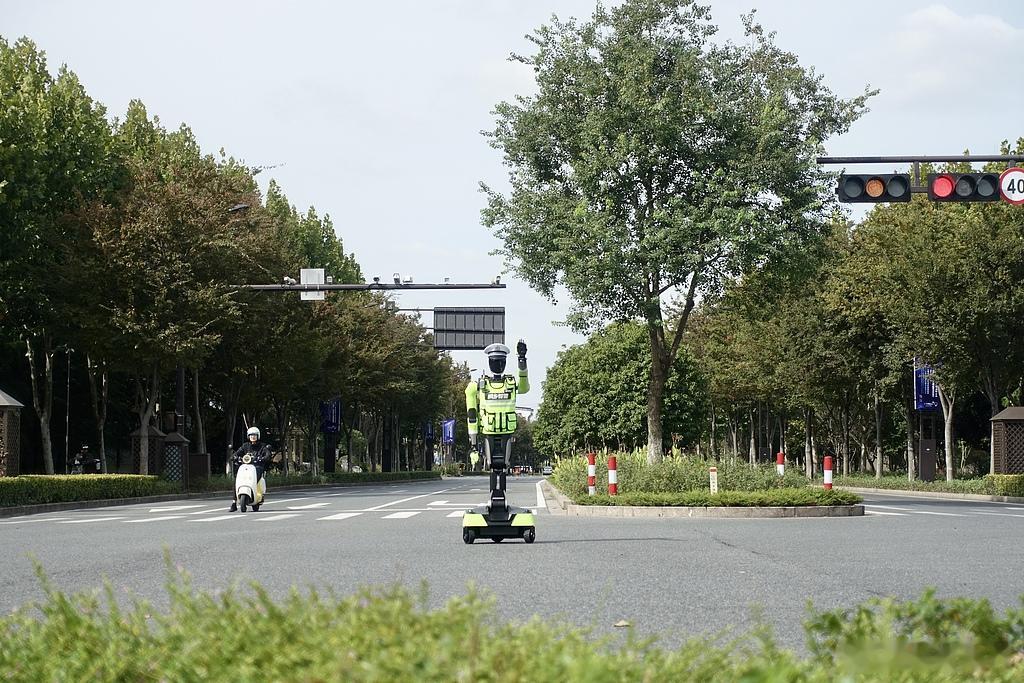 据中国日报报道，11月3日，浙江省乌镇市一台机器人“交通警察”正式上岗。这台机器