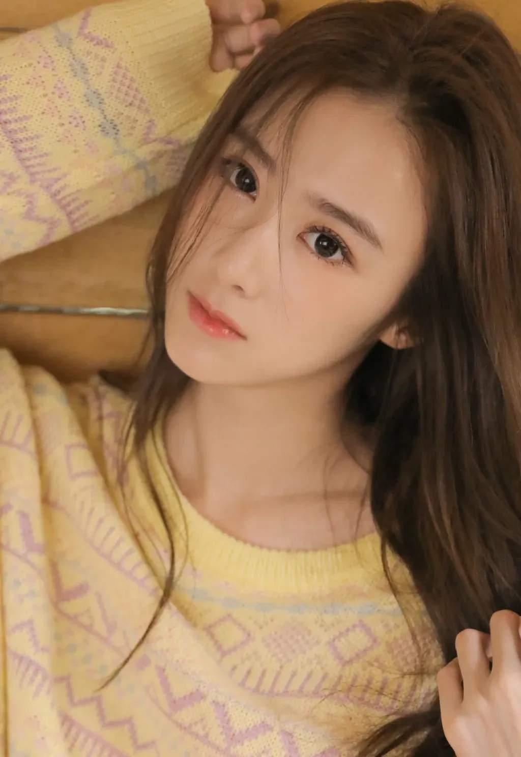 温暖冬日，慵懒午后，毛衣女孩🌞你认为最有气质的美女是谁 温柔毛衣少女