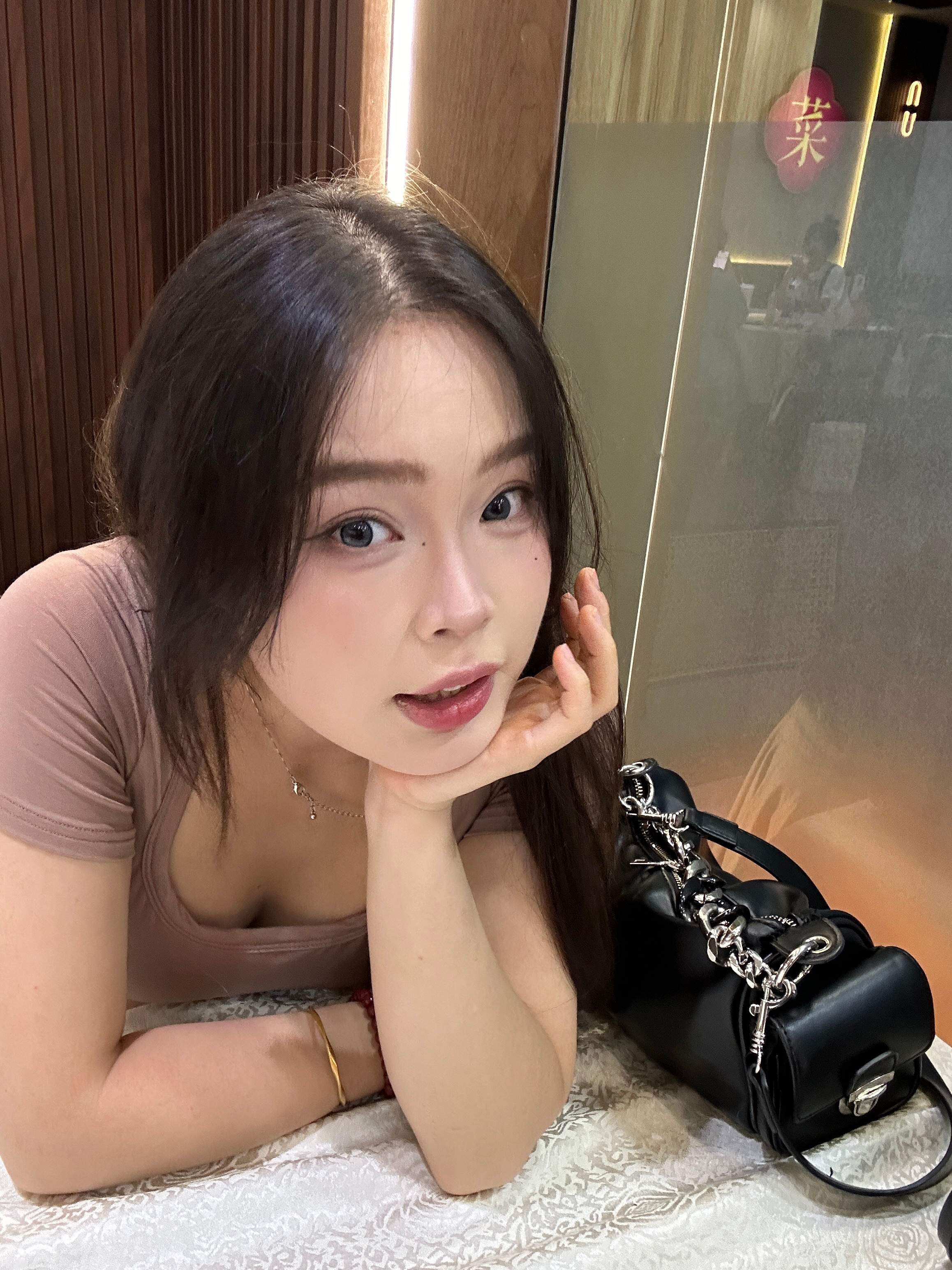 和学姐吃铁板生肠 张嘴！ ​​​