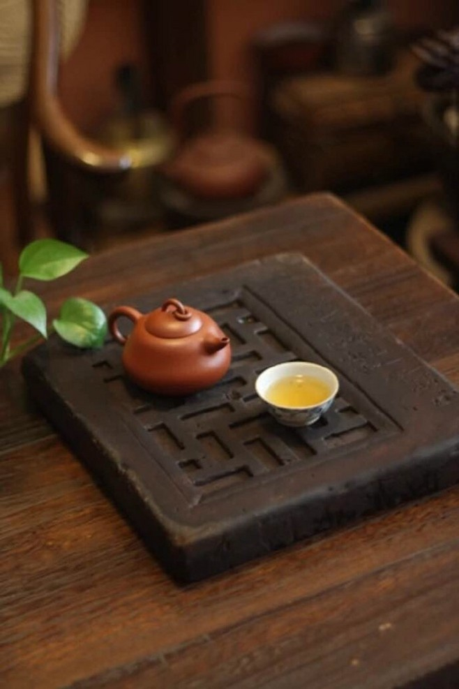 “后来的满腹心事，不知说与谁听。茶人欲去，酒客未留。”​​​