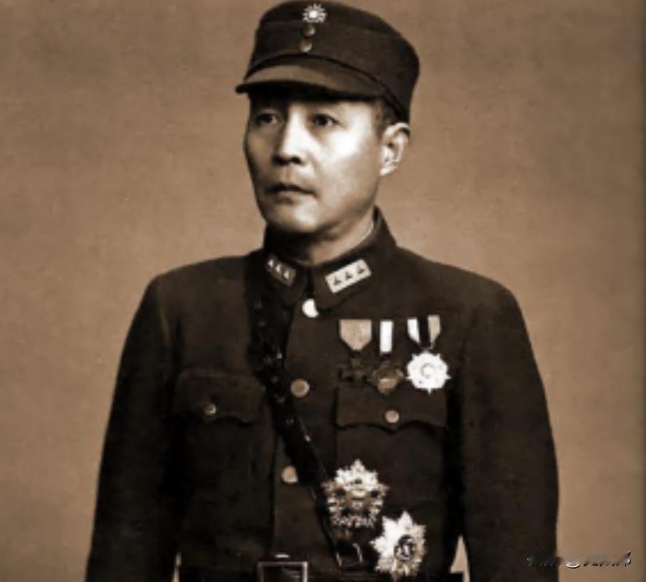 1933年，国内局势动荡，国共对峙激烈。陈赓因叛徒出卖在上海被捕，随后被押往南昌