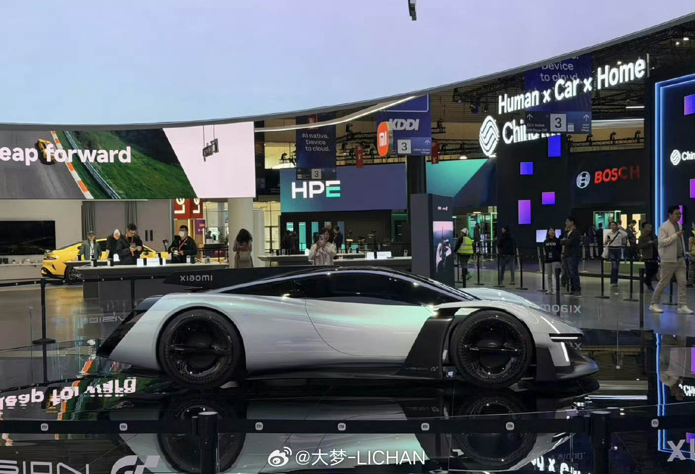 正面、侧面、大屁股！最让我心动的还是前脸的大灯，攻击性拉满，帅飞了！小米超跑亮相