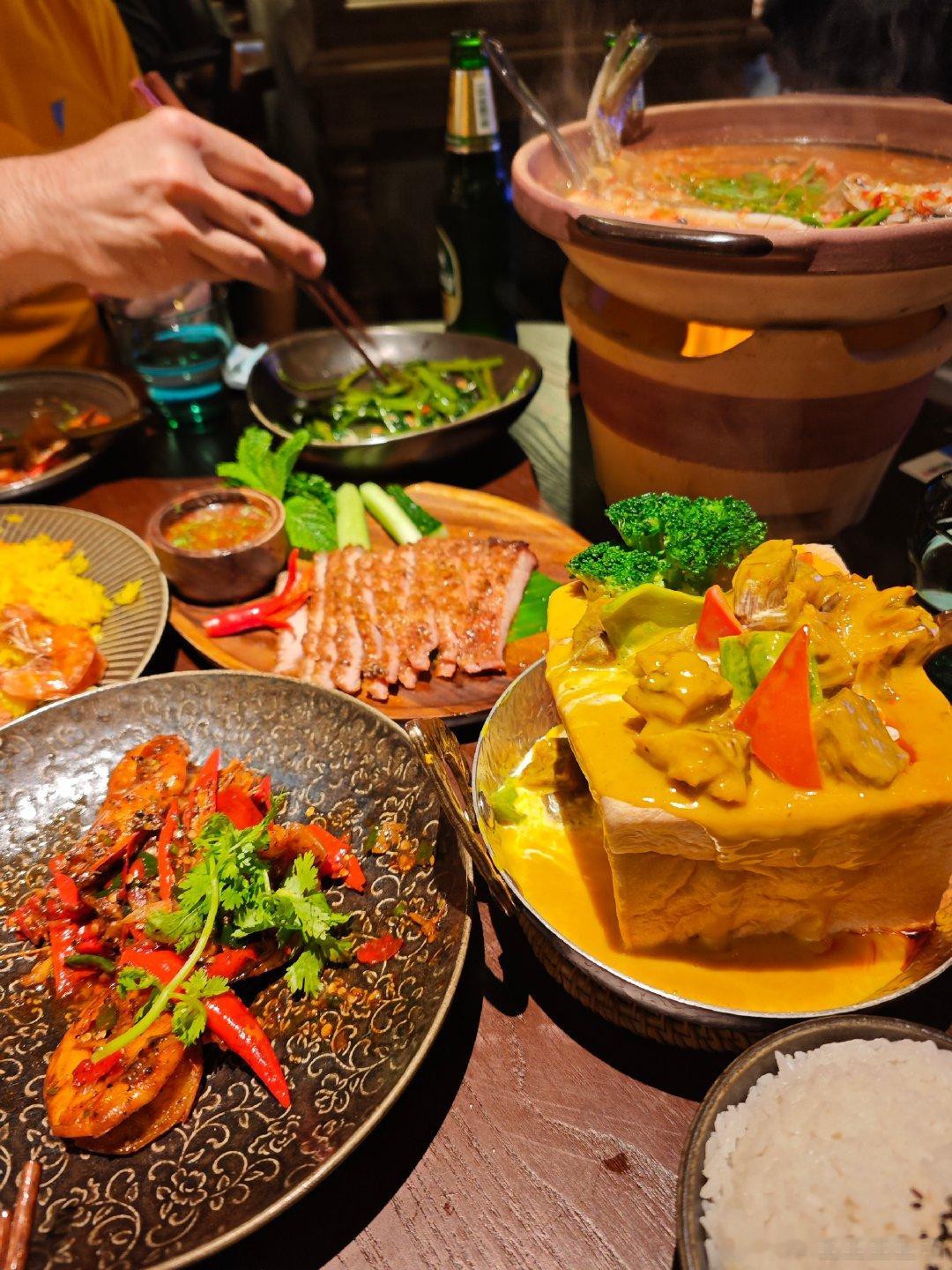 吃饭篇可以发一百张。主要是对我们来说，去餐厅吃饭啊，是很遥远的事情。这个欧洲和北