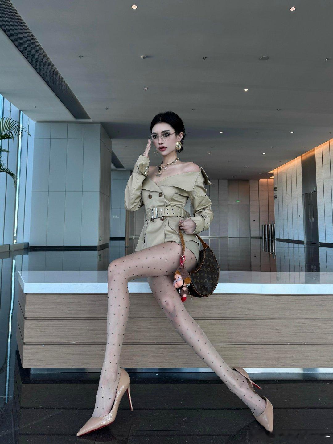 红底波点，这是要榨干 ​​​