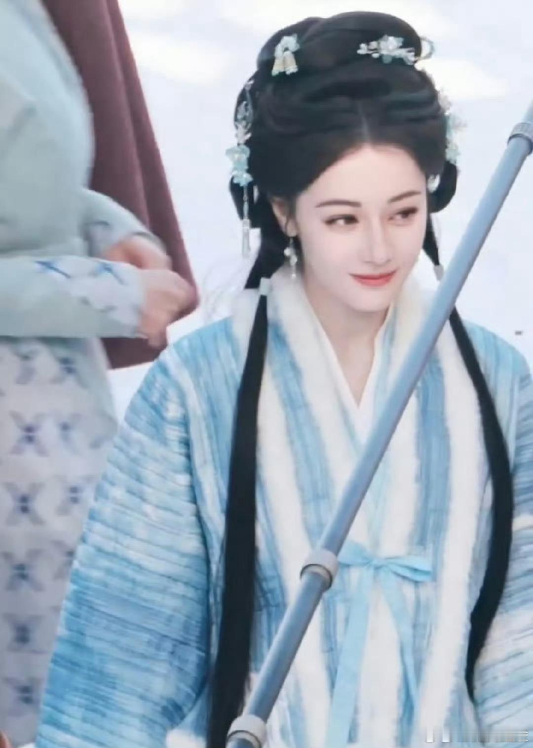 迪丽热巴雪景照惊艳网络，皑皑白雪中美人静立，仿若画中仙子。网友盛赞其“雪景红衣配