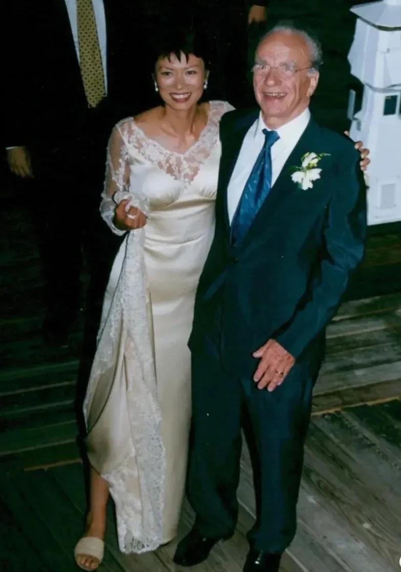 1999年6月，离婚才17天的默多克，迎娶了小自己38岁的邓文迪。
虽然这已经是