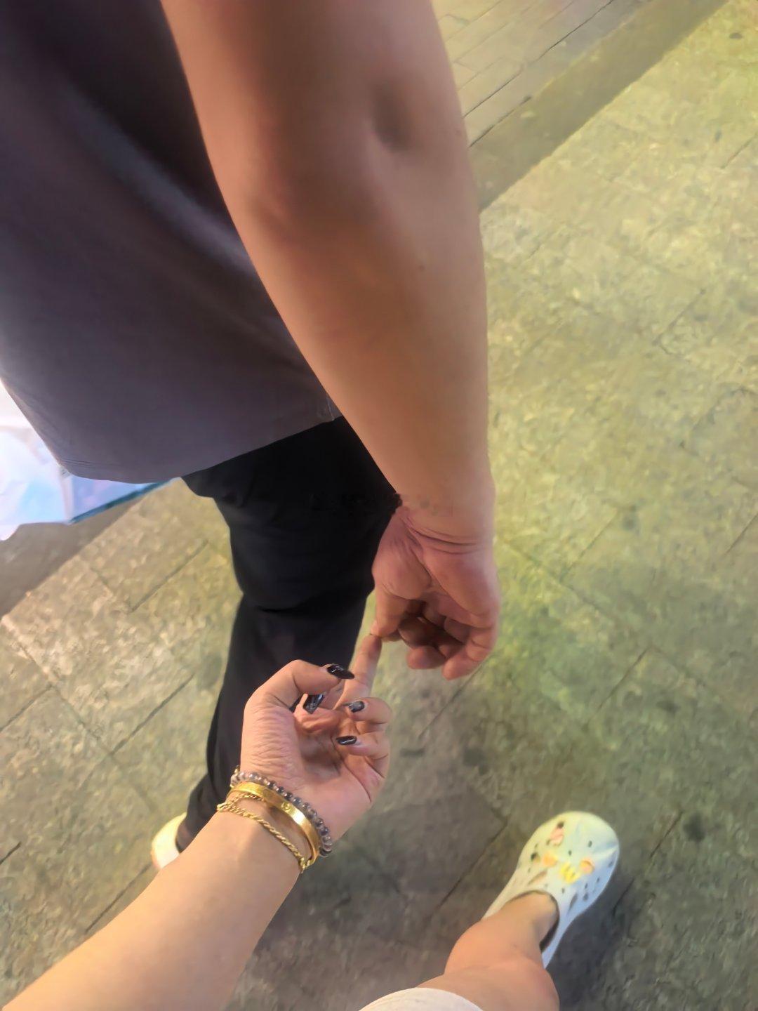 吵架了 牵手只牵指甲💢 