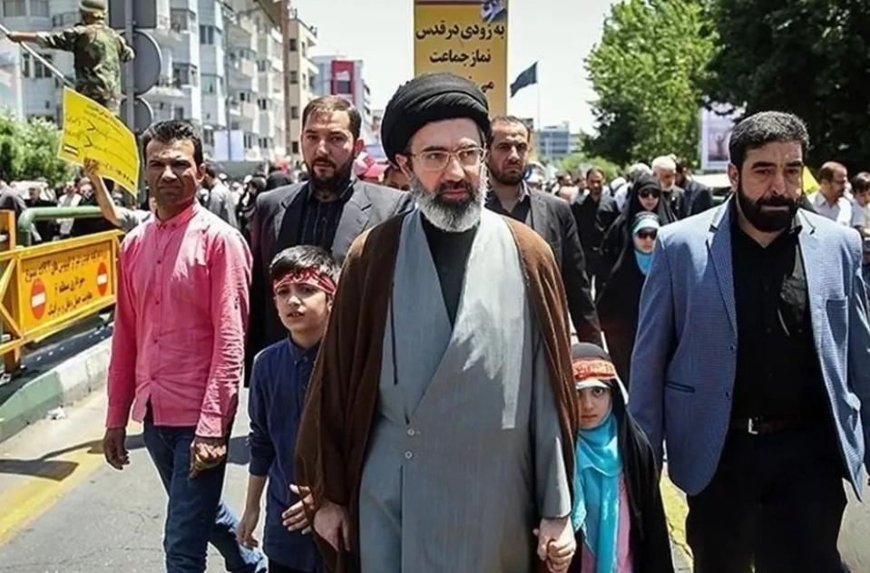 伊朗新上任的最高领袖穆杰塔巴是哈梅内伊次子，1969年出生，20岁高中毕业后，参