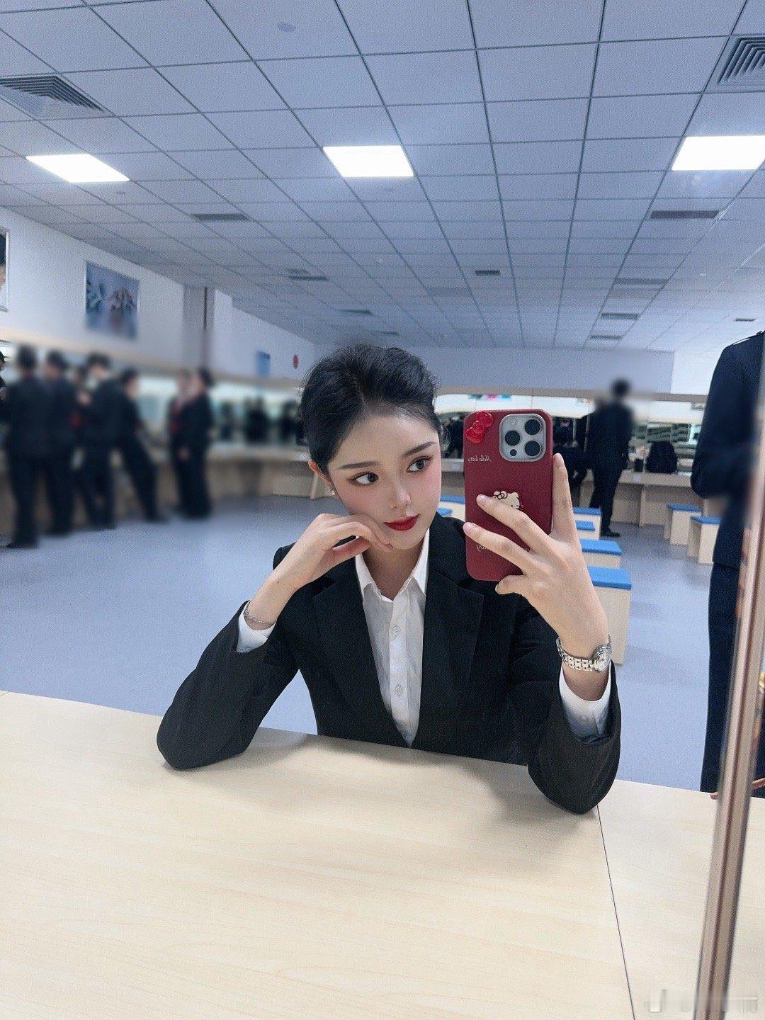 把头发梳成大人模样.  ​​​
