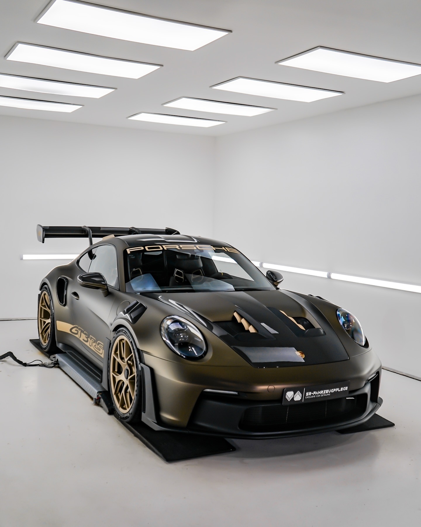 使用彩色 PPF + 涂层的 GT3RS 🛡️这辆保时捷喷涂了从白色到哑光金色