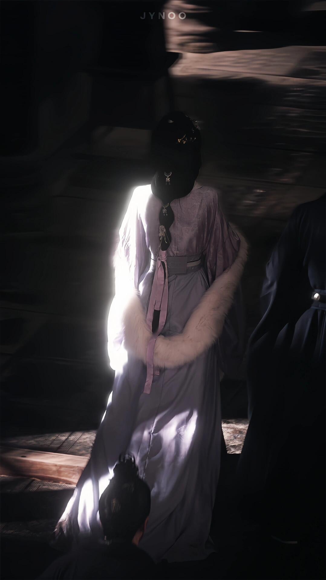 孟子义 美娇娘这是什么小说里走出来的清冷贵女啊！紫裙加狐毛披风，在光影里走得又美