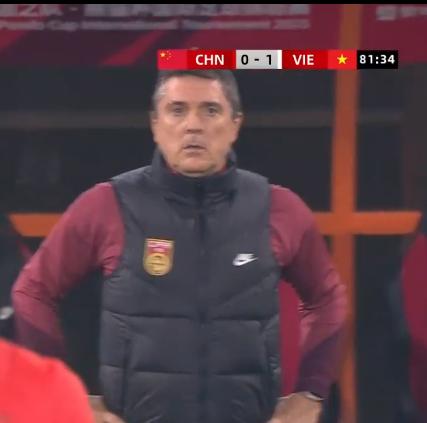 第80分钟，中国队丢球了，0-1落后越南队！

本来优势明显的中国队出现了失误，