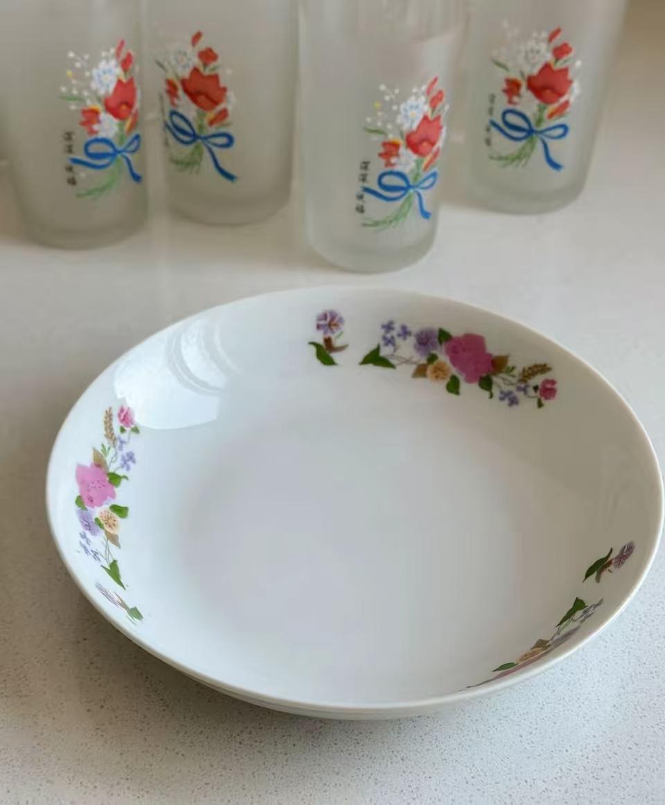 妈妈的老物件，自带年代感，三十二前买的杯子和盘子，满满的回忆。贵的不是东西，珍贵