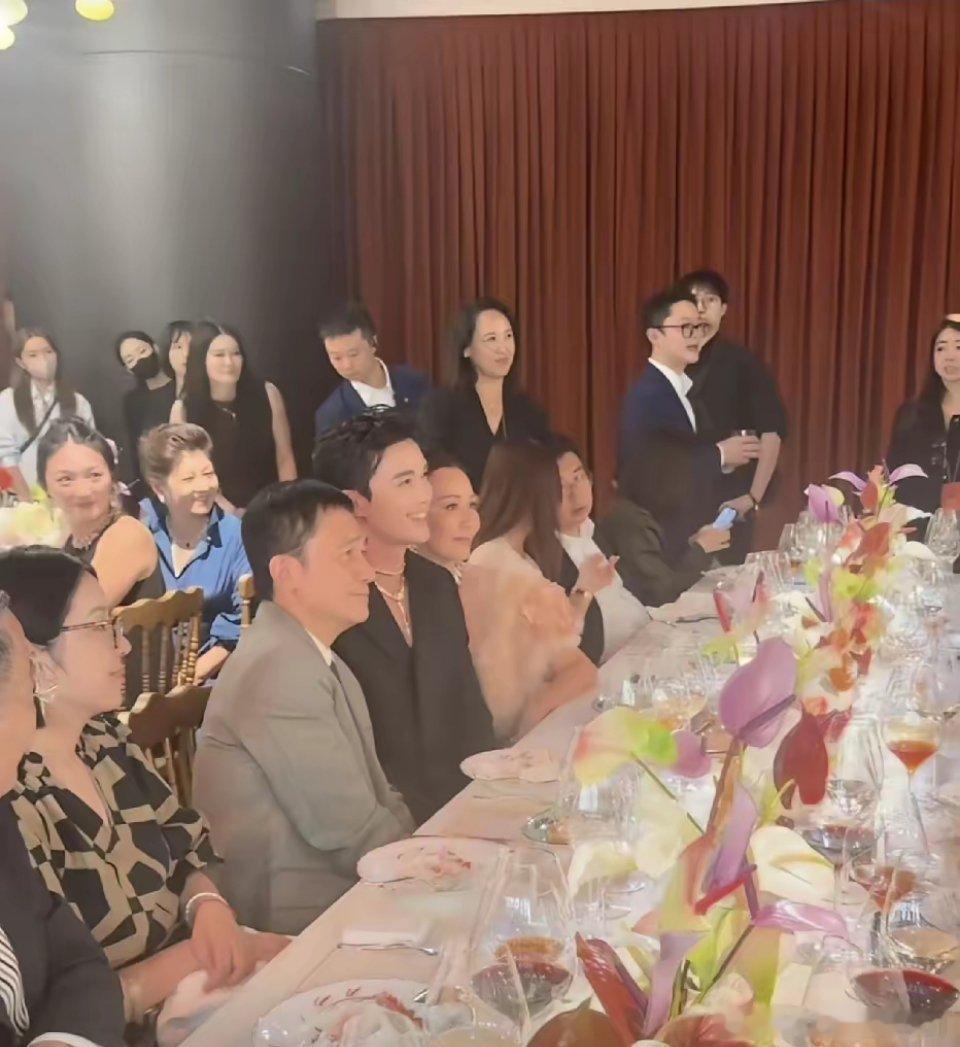 刘嘉玲真的太偏爱吴磊了，晚宴特意让他坐在自己和梁朝伟中间，全程温柔搭话，氛围感超