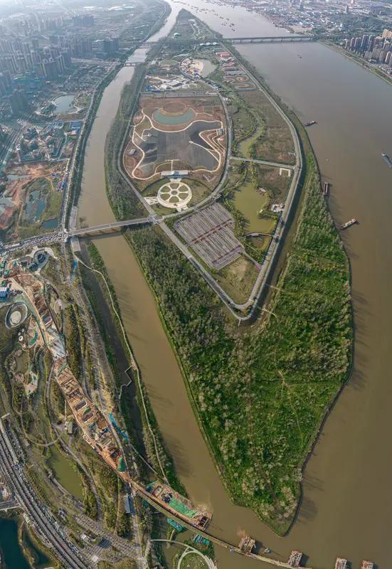 南京东北侧的江心洲水上运动公园，那地理位置绝了，处于长江分叉交汇之处。想象一下，