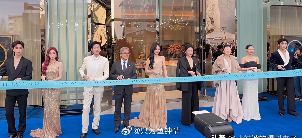 唐嫣站错位置被骂上热搜，章子怡张若昀却被品牌主动发图认领。这根本不是失误，是内娱