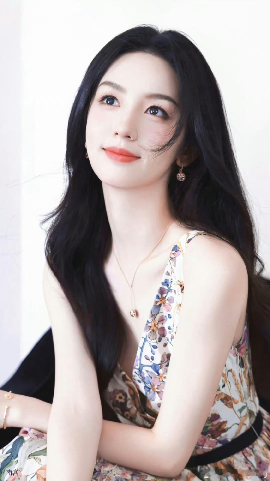 好喜欢周也的性格，从不取悦于人，不笑的时候也挺美，爱谁是谁，老娘不开心，通通闪开