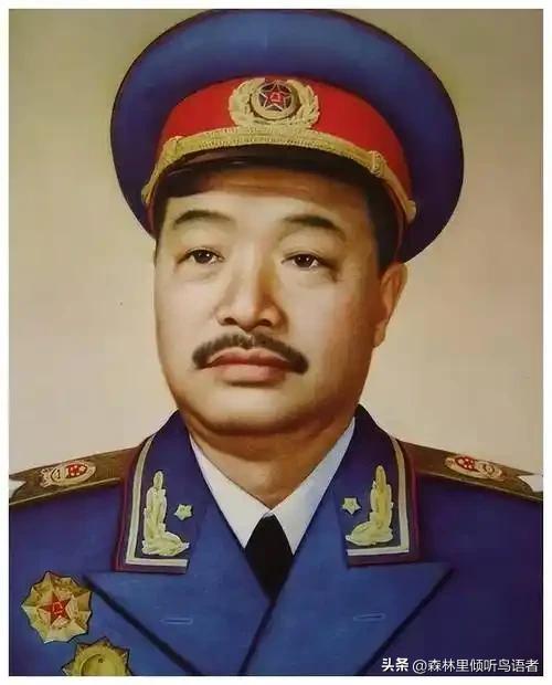 长征路上，国民党的飞机几乎每次都能准确无误地轰炸到红军，贺龙眼珠一转，就想到一条