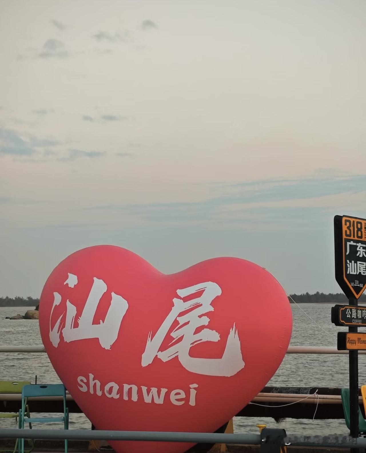 近日，广东汕尾一位28岁的已婚女士很是郁闷。

她是广州某街道的事业编，年前，生