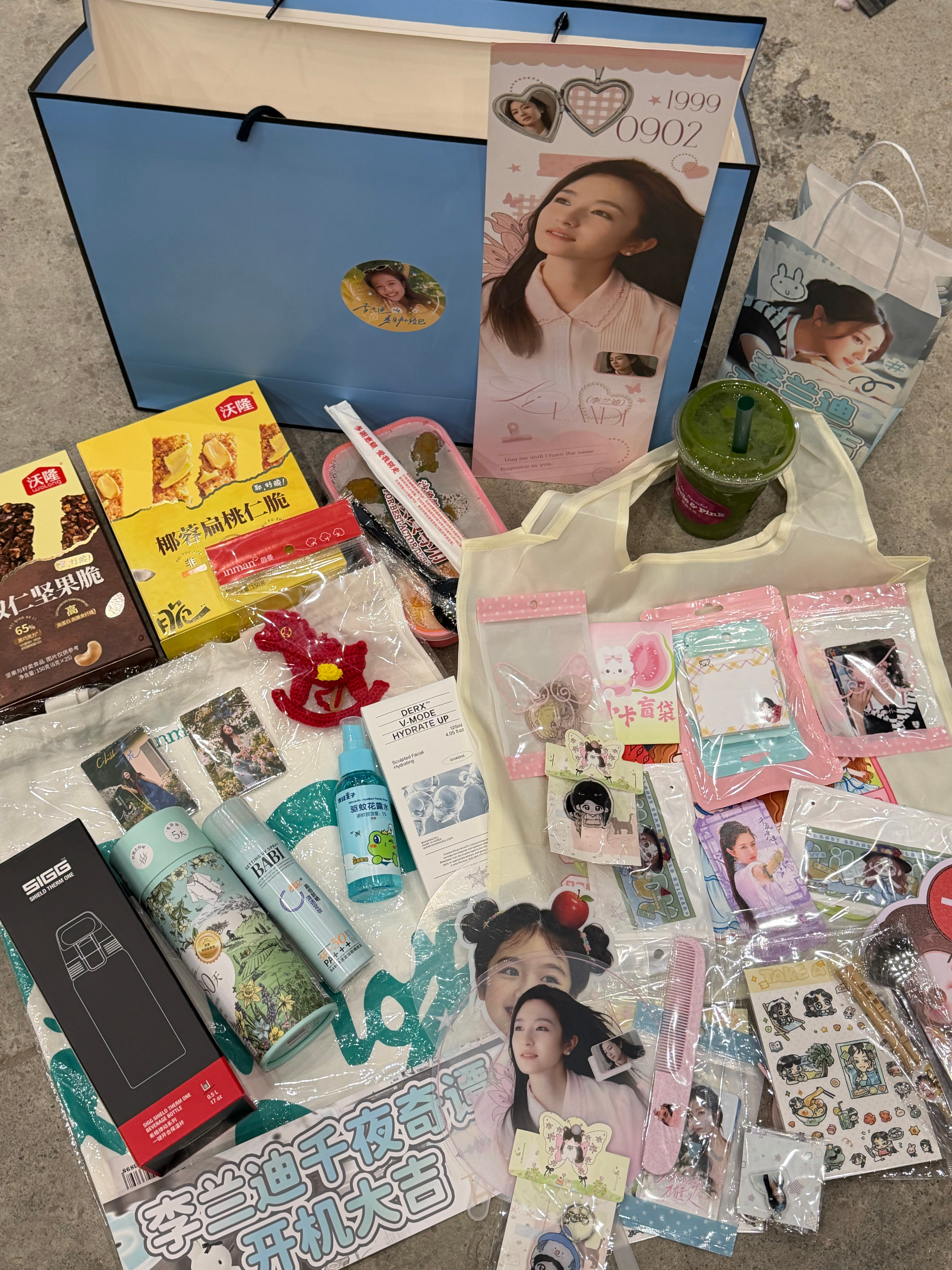 李兰迪给我准备了好多东西（不给不给）担心我们太饿，还早早准备好了丰富的饭和奶茶茵