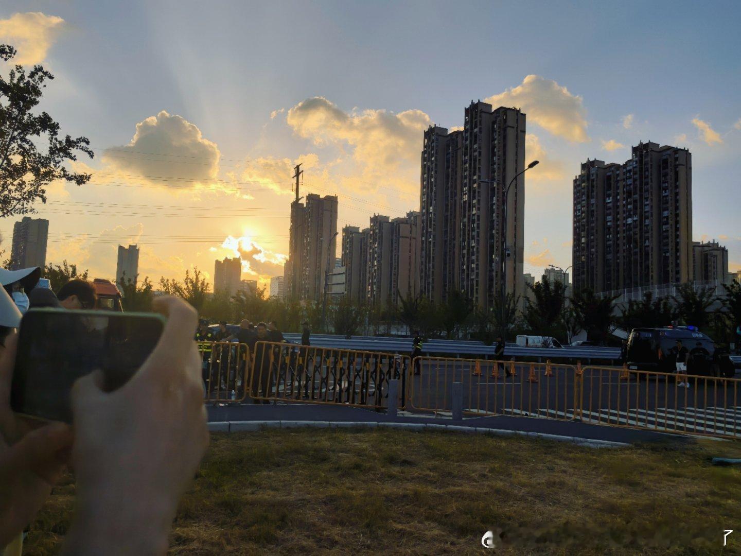 现在还没睡，肯定还有大事没干好现场的果果应该都知道是啥