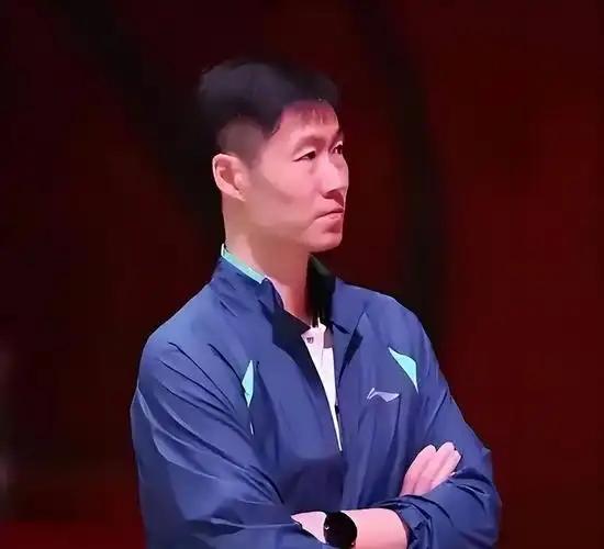 拿了双冠还不满意？王励勤罕见放狠话，拿了双冠还泼冷水，国乒赛后这场总结不简单
 
