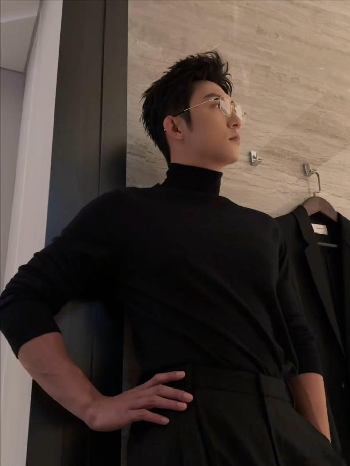 #黄景瑜高领毛衣熟男禁欲感##黄景瑜高领毛衣刚刚好# ​黄景瑜穿着高领毛衣，戴着