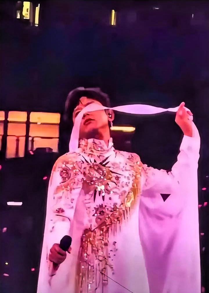 张杰把纱布缠头上那一刻，眼科医生都沉默了。

演唱会造型一亮相，弹幕直接炸了。白