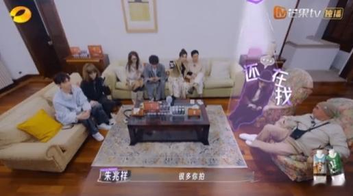 戚薇也没有放过胡静妻子的浪漫旅行不管是赛车帅照还是生活点滴，胡静的认真总是让人忍