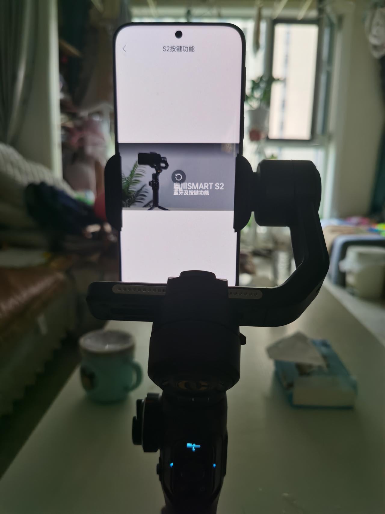 夏日生活打卡季想学习下拍视频，从朋友那里拿了个手机稳定器玩，看着很高大上的感觉。