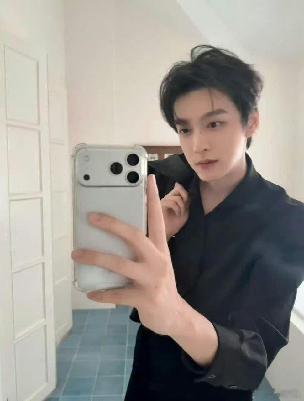 田栩宁ins对镜拍田栩宁ins晒照营业田栩宁ins晒照营业，好帅， 