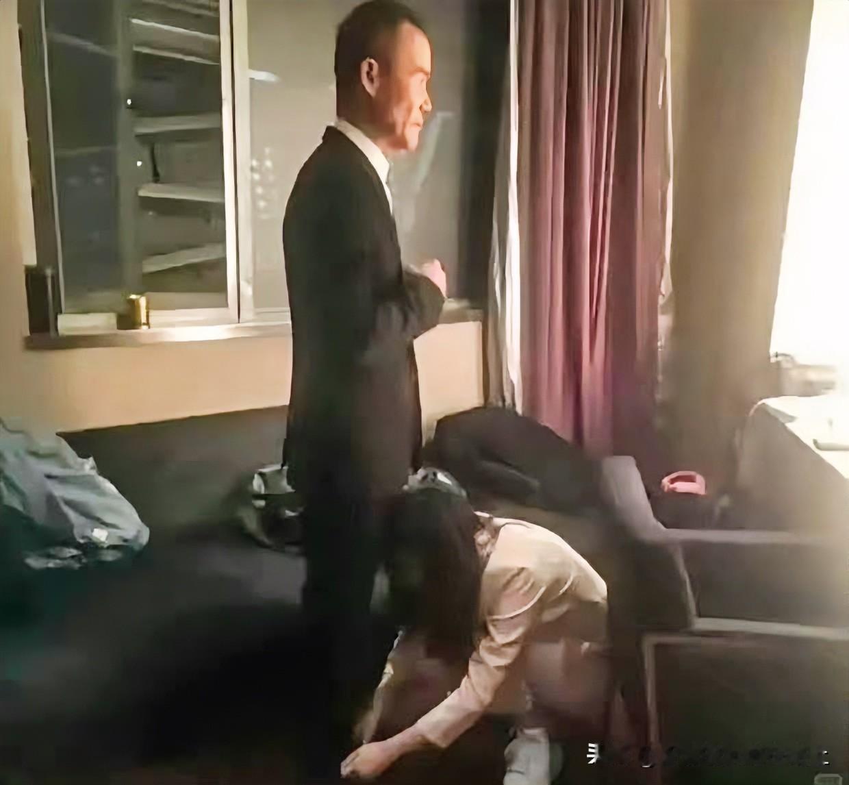 一张印象深刻的照片，差不多六七年了吧，现在王石要自己穿鞋了