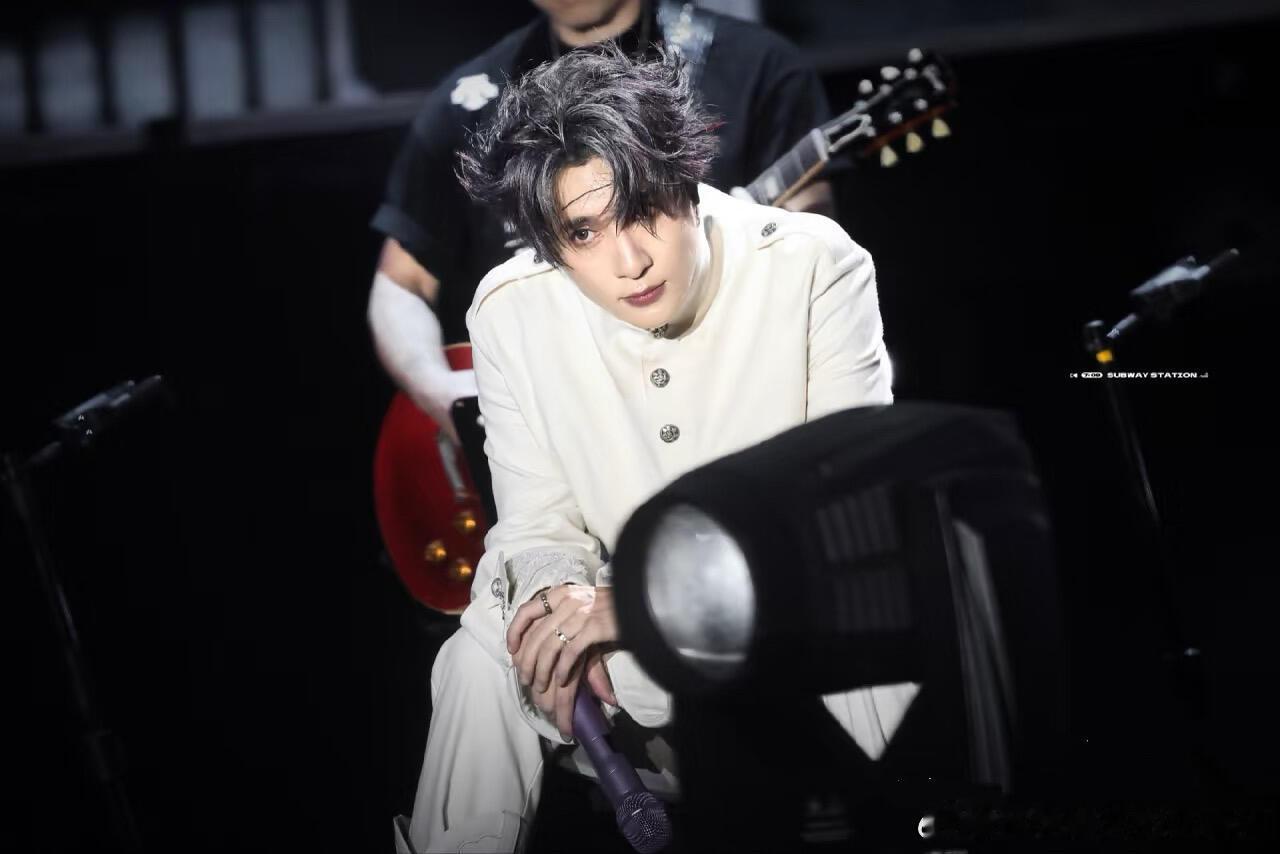 薛之谦演唱会万人齐声合唱演员薛之谦重庆站更新歌单，《演员》惊喜返场。前奏响起全场