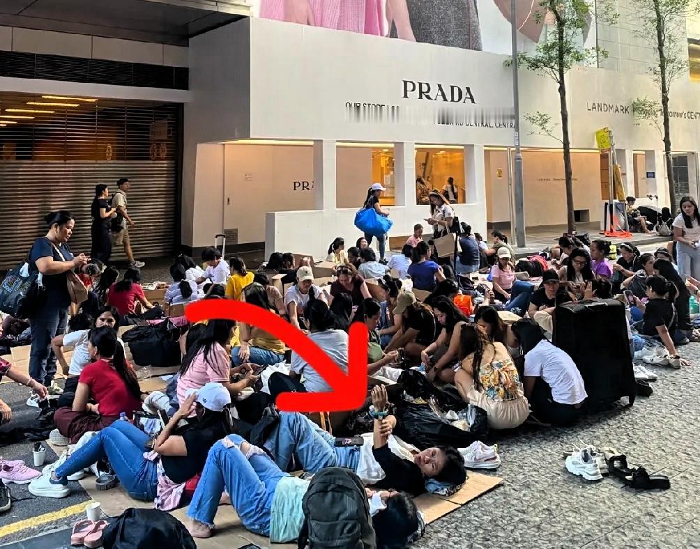 香港最厉害的地方是牢牢控制住了菲佣的价格。
 
很多人发现，香港雇佣菲佣很少产生