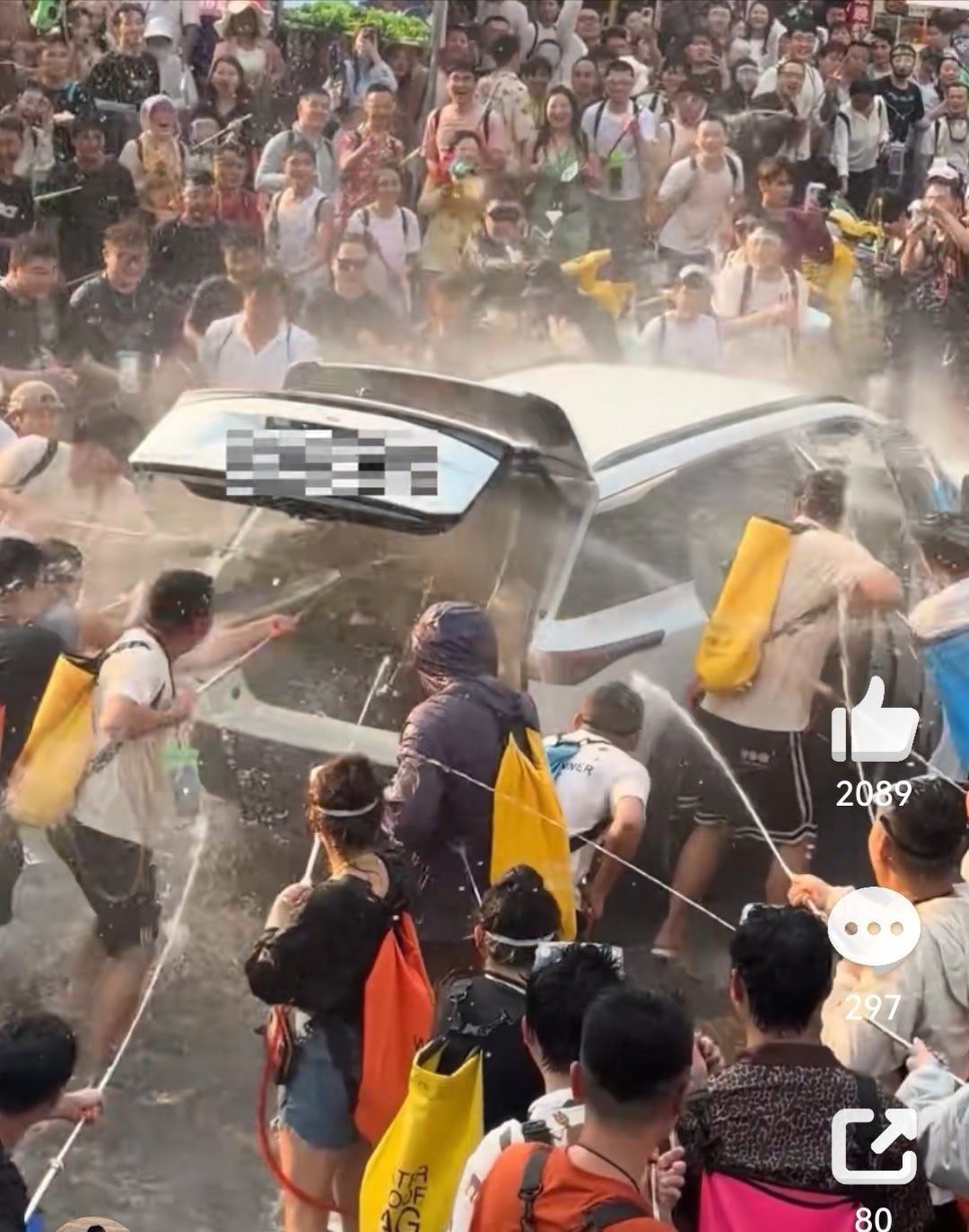 有些新能源车的后备箱下面位置还有芯片这么搞可能就废了，这些喷水的人不是喜欢玩，是