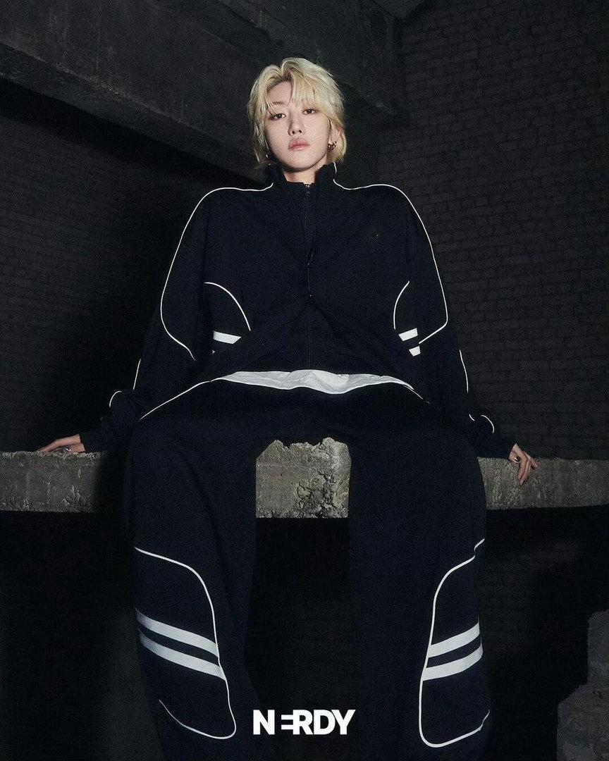 徐明浩首个米兰设计周艺人 黑色廓形外套配鸭舌帽和无框眼镜，徐明浩这身把清冷疏离感