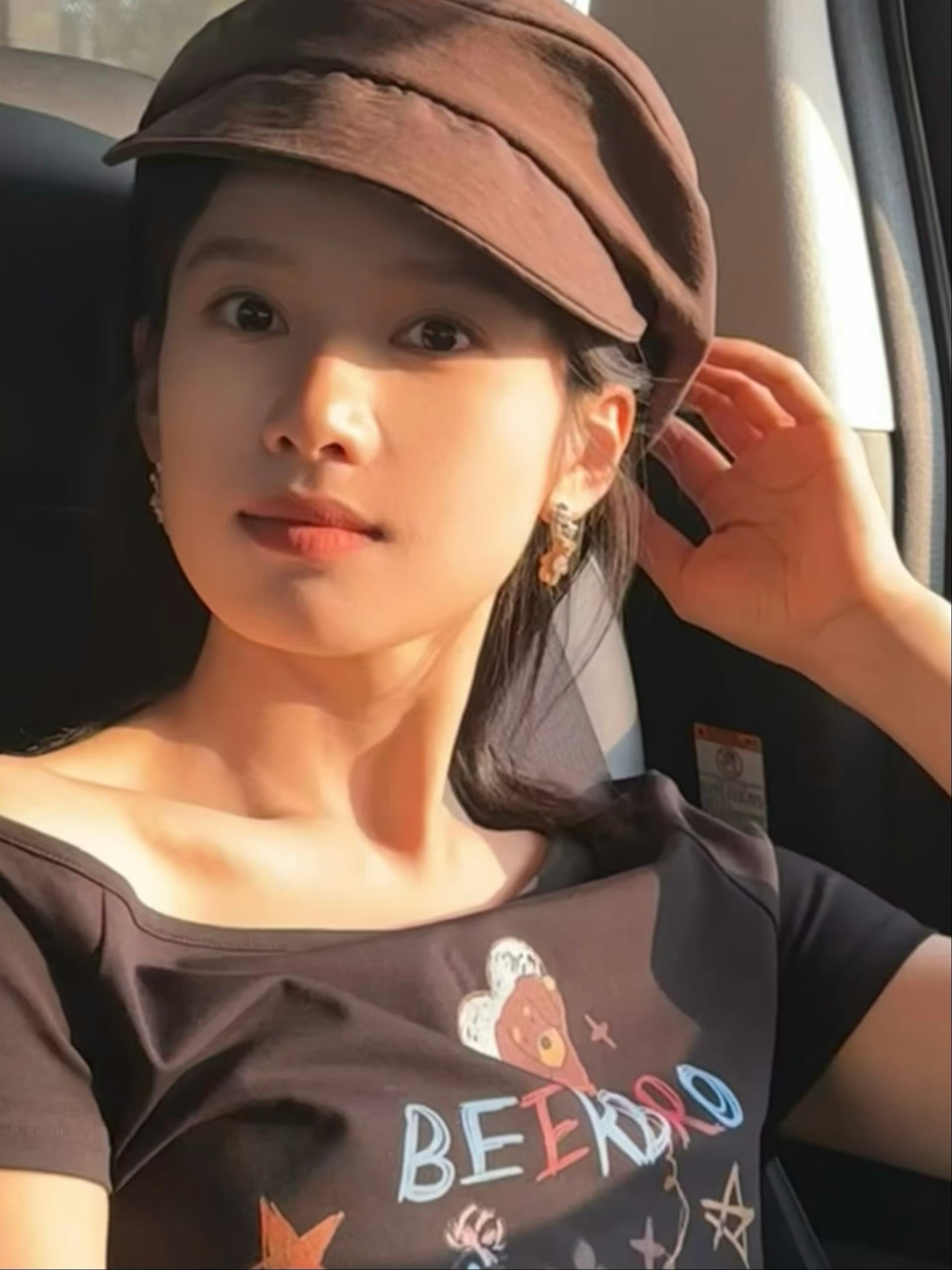 张婧仪工作室今日更新好爱看这种工作间隙捕捉到的日常