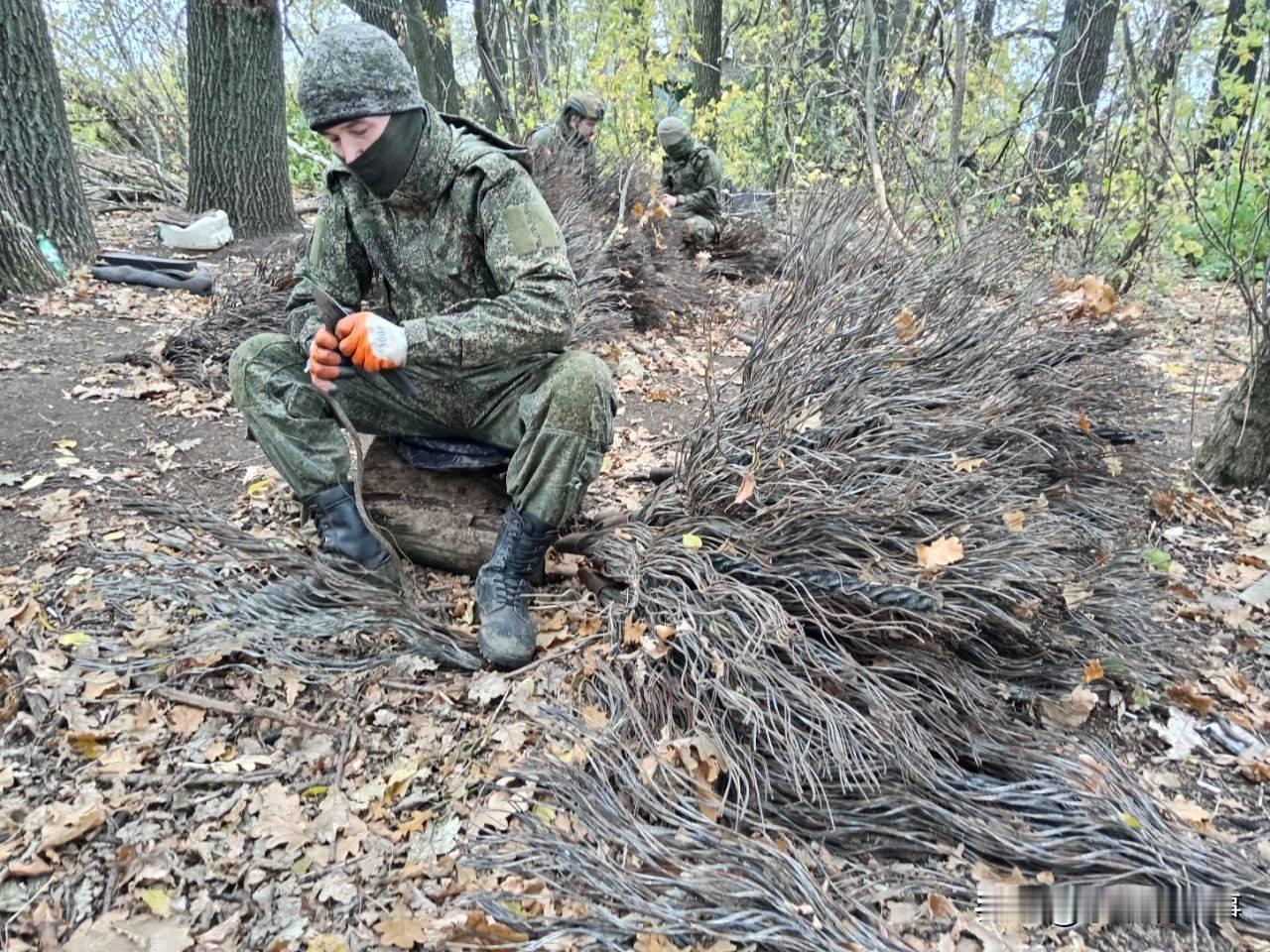 第聂伯罗彼得罗夫斯克州前线，俄罗斯东部军区第5独立坦克旅士兵为己方T-80BV坦