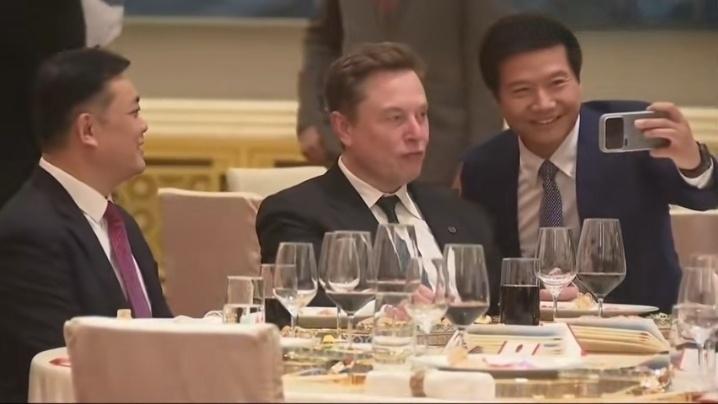 坐马思克旁边的是曹德旺的大公子曹晖哦[赞]