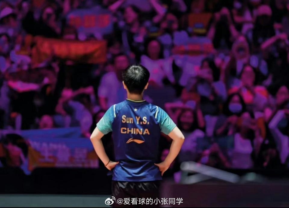 孙颖莎   背对观众 小小身躯，藏着大将军的气场。她面向观众，背对球台，心里装的