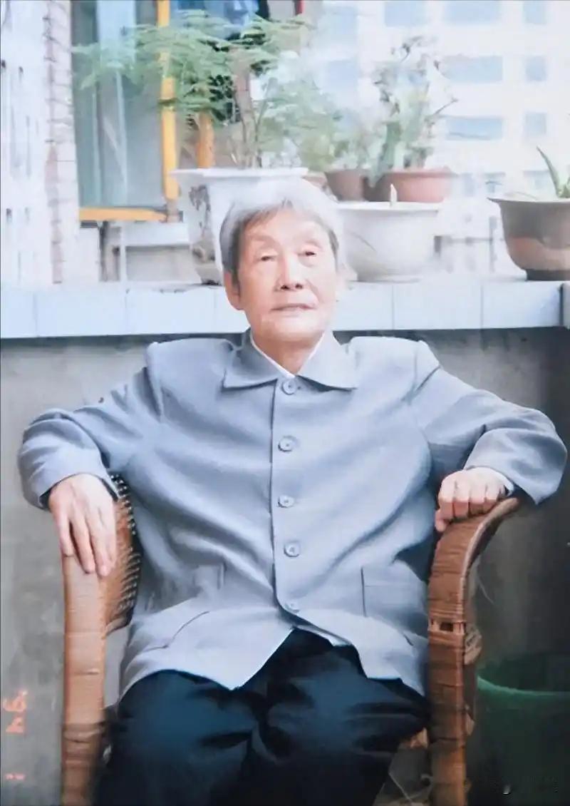 1949年，渣滓洞大屠杀中，盛国玉在枪响前倒地装死，不久，特务进来补枪，还用枪托