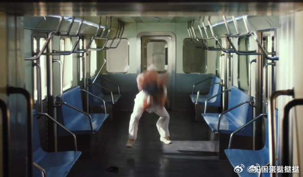 来看娱乐一只玩具熊惹到周震南了 潮男周震南上线，一身白裙搭配墨镜超有型，怀里的毛