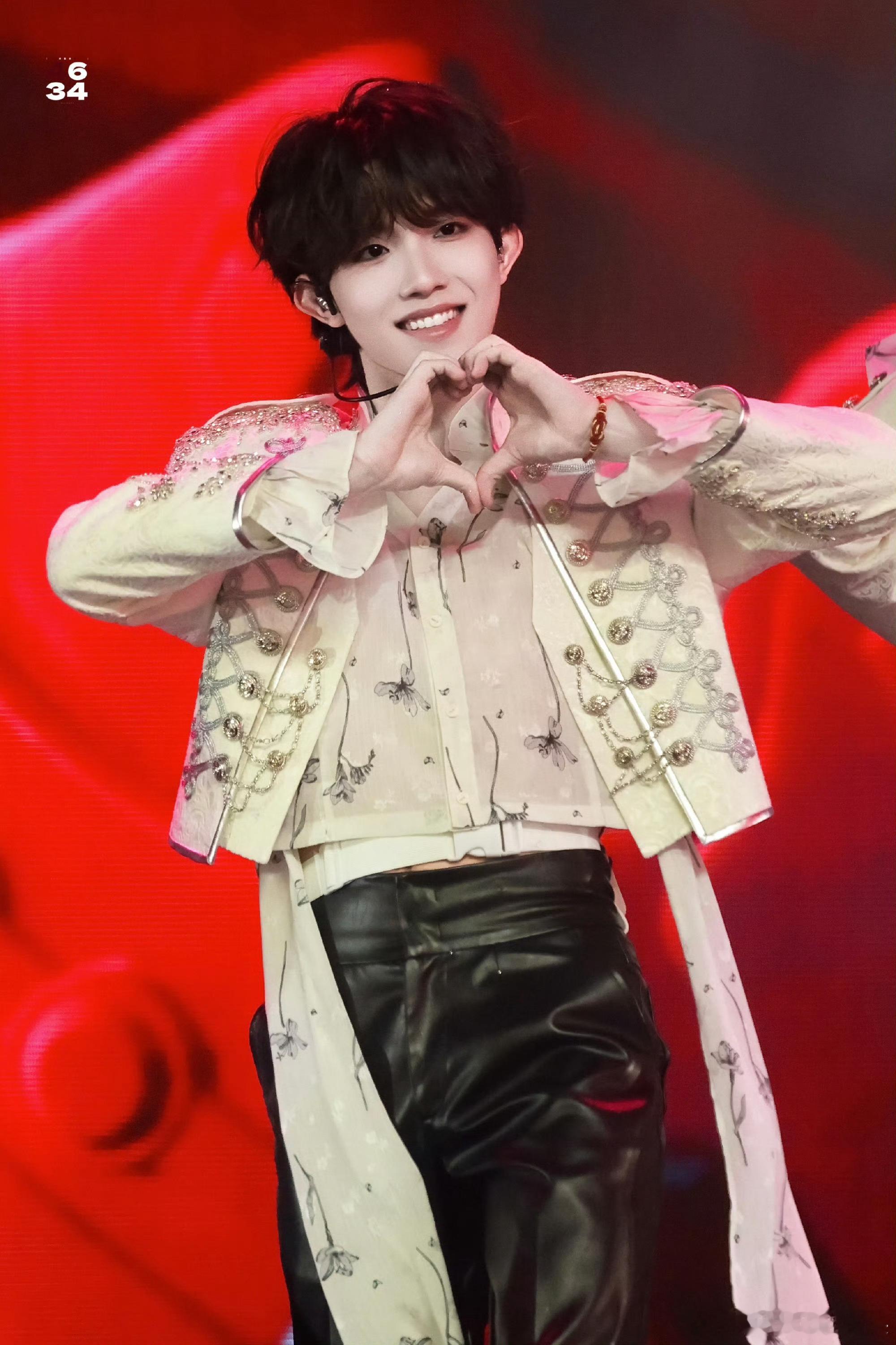 苏新皓单人机位单人机位一怼脸，氛围感直接拉满。干净利落的动作配上坚定眼神，舞台表