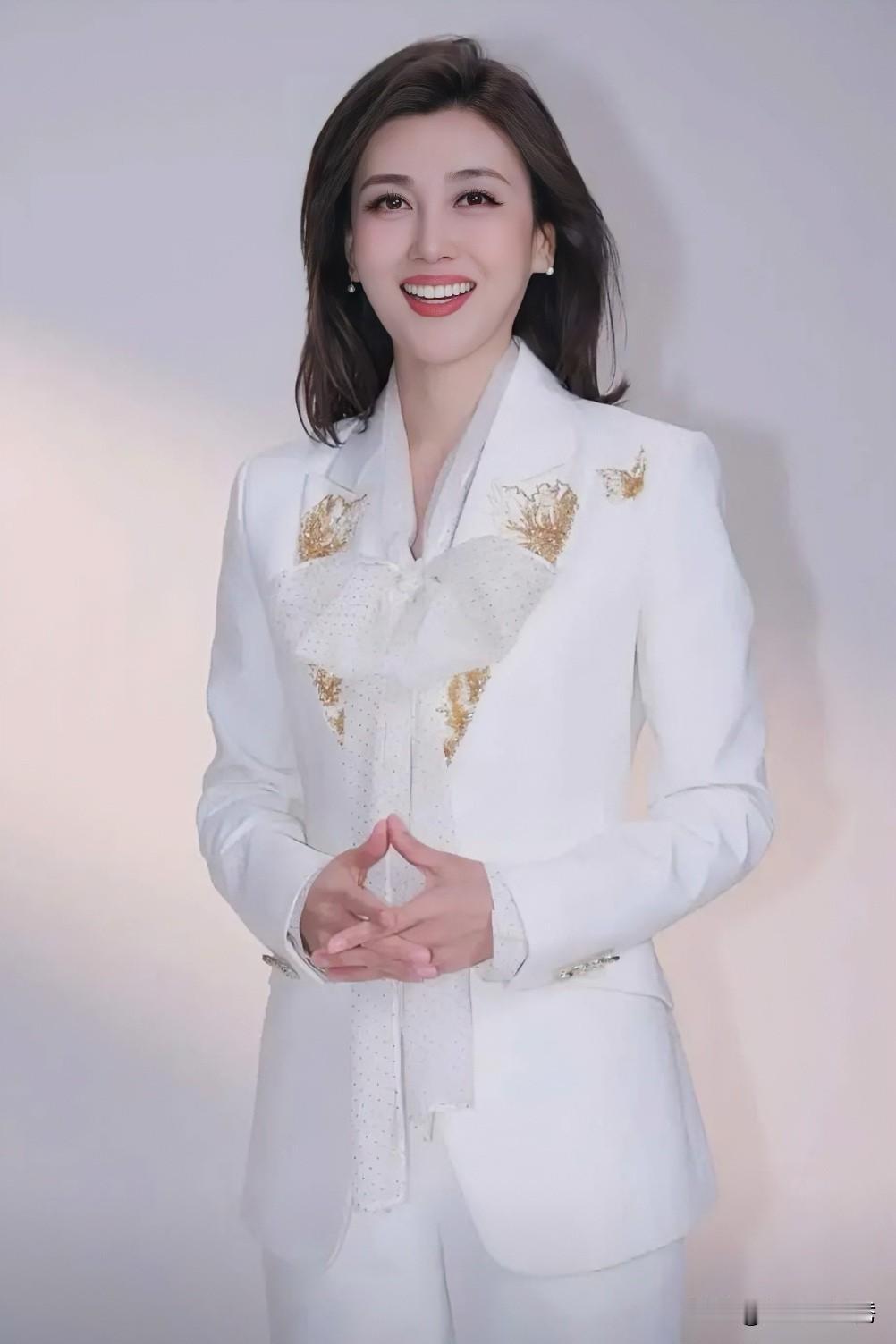 都说她是央视“最美”主持人，刘芳菲也得排在她的身后！

她一身白色的服饰，手指交