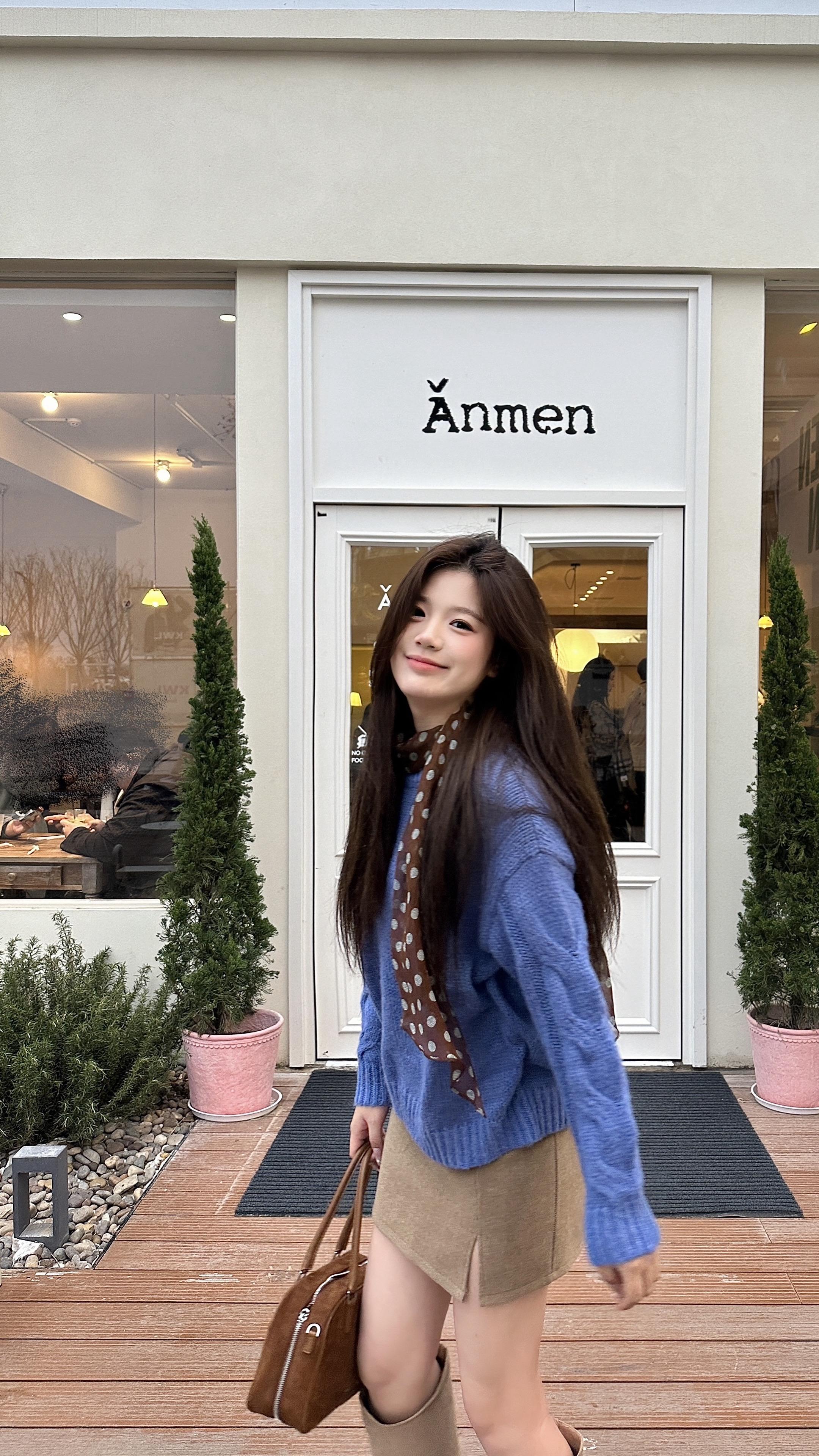 我们应该坐在一起发呆 发很久的呆 然后我说人类好无趣啊这个地球完蛋了 你点点头