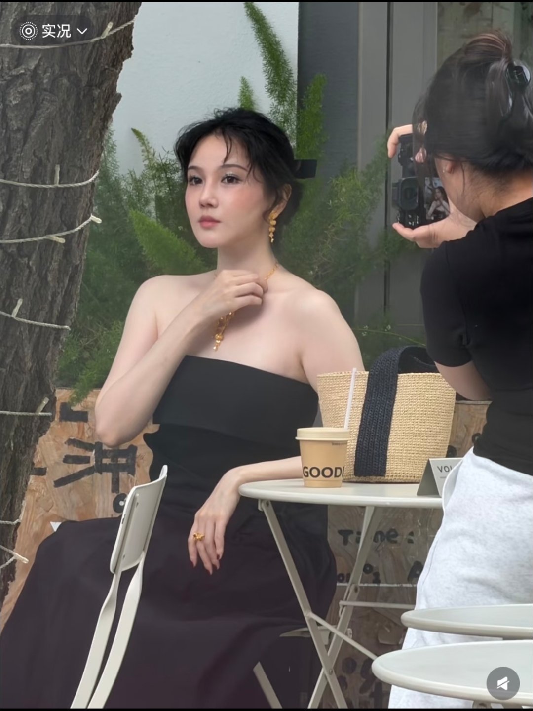 她确实胖了，脸不仅圆了一圈，肩也变厚变宽了，手臂也变得粗了不少，但脸并没有变到网