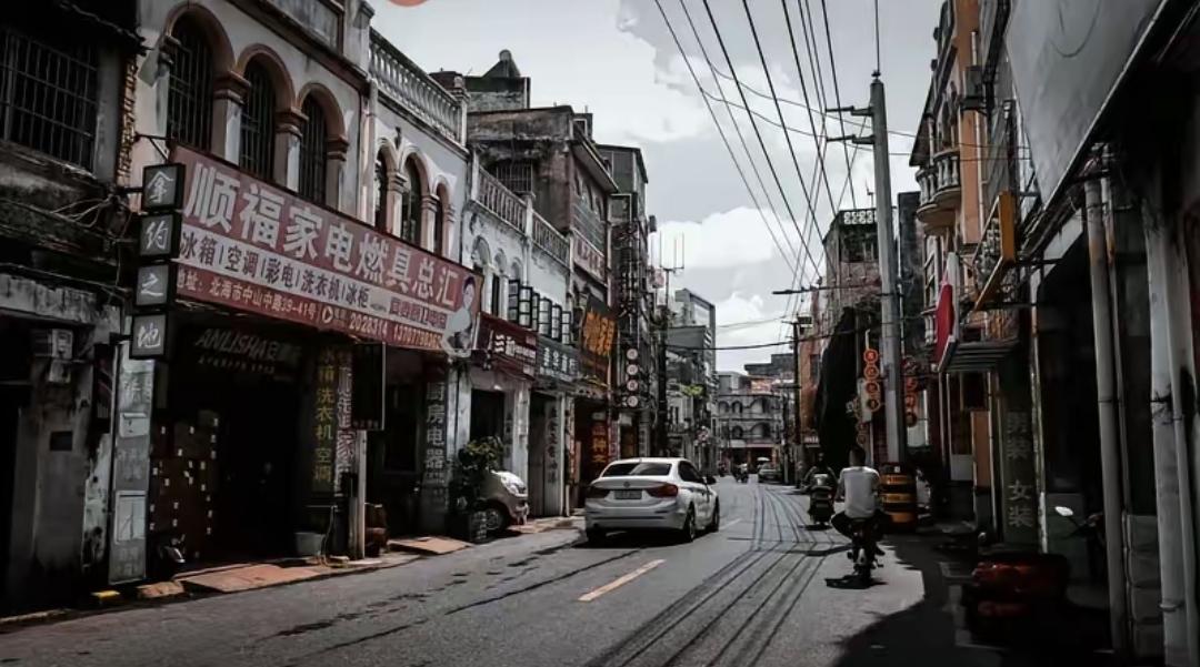 最近网上闹得凶，说咱们边境哨所的战士们冬天就吃咸菜粥，夏天靠泡面充饥。可同一时间