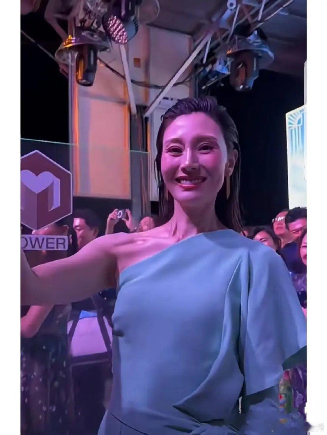 李嘉欣是怎么做到皱纹那么多但同时又皮绷肉紧的？ ​​​