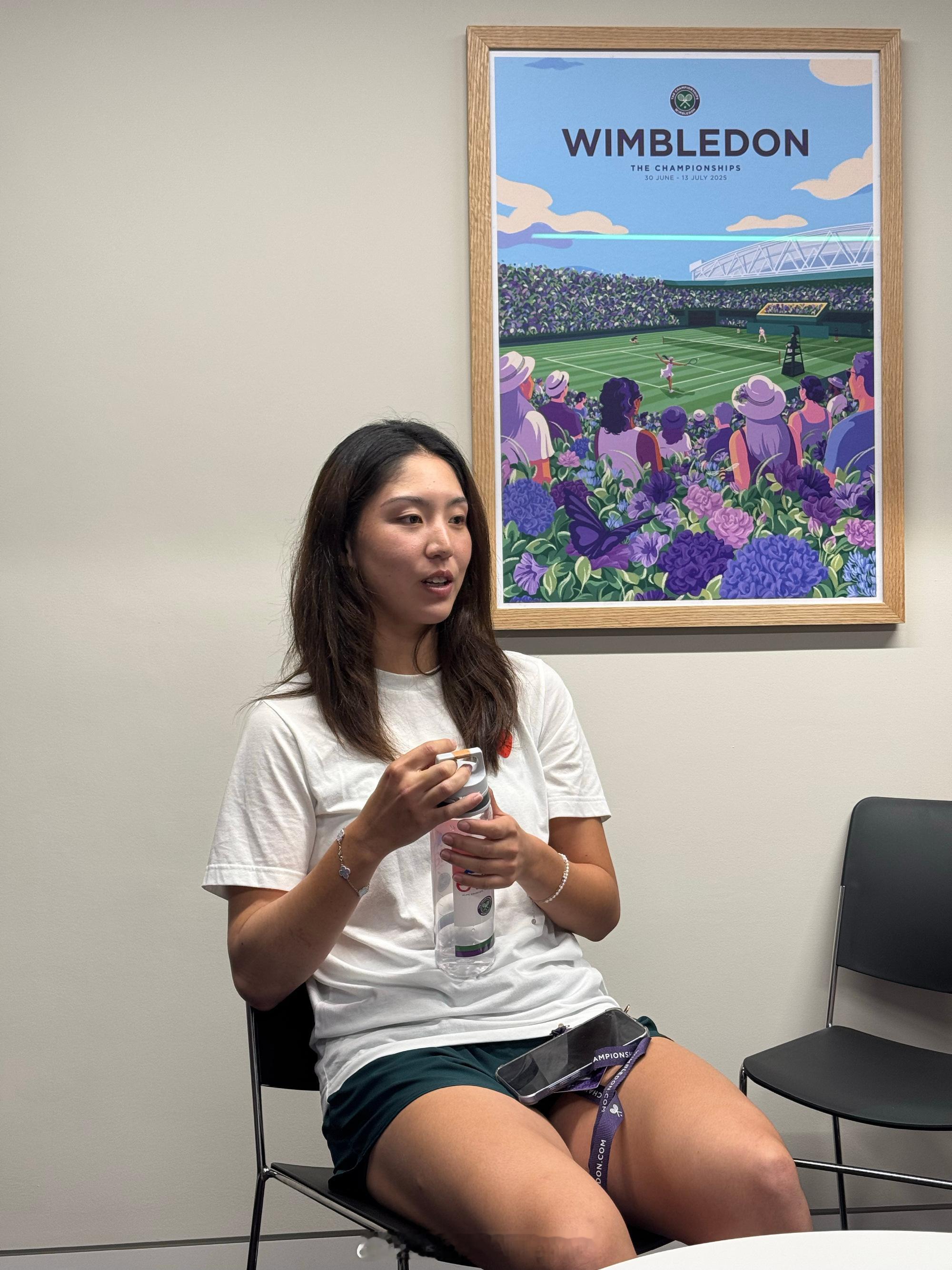 王欣瑜温网开门红 赛后[话筒]🎾复盘比赛：“很开心赢下这场比赛，对手确实在草地