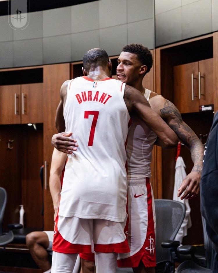 今天西部联盟的两支强队，火箭队和湖人队都分别战胜了对手。湖人队最后时刻由肯纳德三